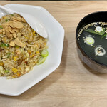 Tottori Gyuu Kotsu Ramen Kyoura - ニンニク炒飯にはスープが付きます。