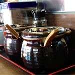 寿々喜家 - 卓上には、豆板醤・ニンニク・生姜・胡椒・酢が用意されています。