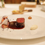 ラ・ベ - 鹿ロースのロティ コーヒーバター 蕪のフォンダン 　　　クロッカンなコールラビ 林檎とジェニエーブル・ヴィネガー