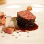 ラ・ベ - 鹿ロースのロティ コーヒーバター 蕪のフォンダン 　　　クロッカンなコールラビ 林檎とジェニエーブル・ヴィネガー