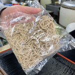 石田屋水戸藩らーめん - 川﨑製麺さんの麺。ちょっと茶色がかっています。