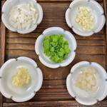 石田屋水戸藩らーめん - 五辛(ニラ、ラッキョウ、ネギ、生姜、ニンニク)を入れて食べるのが特徴