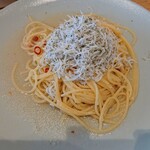 OISO CONNECT CAFE grill and pancake - 大磯しらすのペペロンチーノ  1,480円