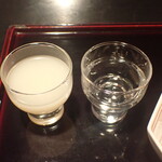 渋川問屋 - 食前酒（左）名倉山濁り・乾杯酒（右）