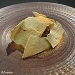 カーサ・デル・チーボ - 菊芋のチュイルで覆われた栗蟹と菊芋のスフォルマート