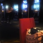 ダイニングダーツバーBee - テーブル席に後ろがダーツ