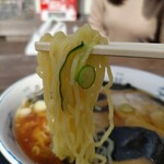 道の駅 富楽里とみやま - らーめんふらり「しょうゆらーめん」箸上げ