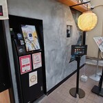 Next □ - 店構え。まずは左の食券機でメニューを決めてから並びましょう