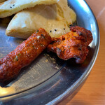 Kebab corner - シークカバブ（左）とチキンティッカ（右）。