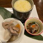 食菜居酒屋 かくれ家 - 付き出し（飲む茶碗蒸し、筑前煮、ナマコ）