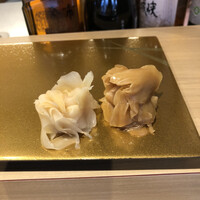 梅田 鮨 よこ田 - ガリは甘いのと辛めのもの2種