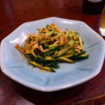 末ッ子 - 鳥皮とキュウリの和え物500円です。ビールが進む味付けでした。