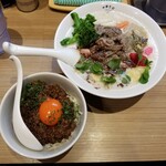 Rock’anDo - 牛すじチーズ煮込みそば＋チョコレート薫るドライカレー