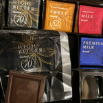 ゴンチャロフ - 料理写真:リブニール(12個入/594円)は4種類の詰め合わせ♪
ハイビターがカカオ70%のチョコでほろ苦さが美味しい！スイート、ミルク、プレミアムミルクと段々甘くなっていくんだけど、上品な甘さで旨〜☆彡