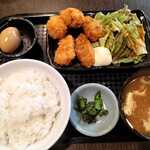 居酒屋釧路 - カキフライ定食、ライス、味噌汁、漬物、サラダ、味玉付き