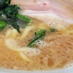 横浜らーめん 本牧家 - ラーメン並(近景)