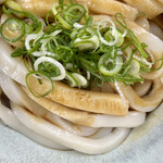 ふくすけ - 手打ち伊勢うどん 麺 大盛り
      表面に皺