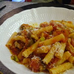 ジューダバレリーノ - 豚ﾊﾞﾗ肉ときのこのﾄﾏﾄｿｰｽ(ﾏｶﾛﾆ・ｾﾀﾞｰﾆ)、ﾌｫｰｸで混ぜちゃってます(汗)