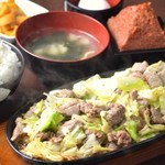 ◆猪肉铁板~请蘸着自制辣味增品尝美味的猪肉和卷心菜。
