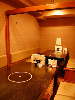 Motsunabe Iwamoto - テーブル席と個室が全部で90席。最大50名様で使える個室もございますので、各種宴会に是非！ 