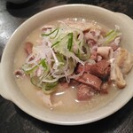 やきとん 魚友 - もつ煮539円(税込)も想像を絶する具量で摘まみとしてのレベルも秀逸！！
      