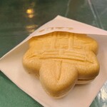 히라노야 - 모미지 만주 아이스 모나카【바닐라】(세금 포함 300엔)
                      모나카는 히로시마 현 내에서 제작한 맞춤형 제품입니다.
                      주문을 받은 후 아이스크림과 팥소를 채워 넣기 때문에 바삭한 식감을 즐길 수 있습니다.
                      단풍 만두용 수제 팥소를 사용합니다.