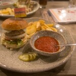 Smoky Monkey Hamburger &More - 