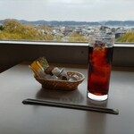 海光庵 - アイスティーと窓から見える景色