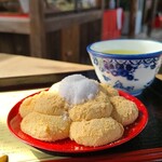 塔之岡茶屋 - 歴史のある太閤力餅(税込570円)
            太閣力餅(たいこうのちからもち)とは豊臣秀吉が建立を命じた豊国神社の建築資材は当時は人手で石段を上げていたので、労う為にまた力が出る様に振る舞われていた餅なのだそう