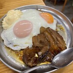 つきのや - チャーシューと目玉焼き