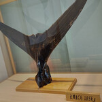 海玄 - 入り口に飾られた大間のまぐろの尾ひれ