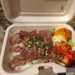 ホルモン酒場 六べこ - 牛サガリステーキ弁当（800円）