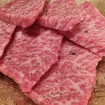 肉屋直営 焼肉 但馬屋 - 和牛カルビ、刺しもタップリ