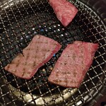 肉屋直営 焼肉 但馬屋 - 厚切り和牛カルビ、焼きです