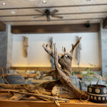 Moana Cafe & Diner - 店内には流木？が飾られて。