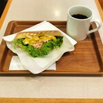 Cafe  MILANO - スモークチキン&アボカドパニーニ / ブレンドコーヒー