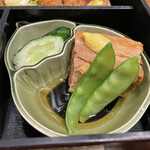 タケブエ - 豚の角煮に漬物。