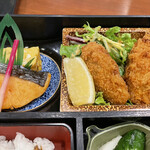 タケブエ - メインに揚げたて熱々のカキフライが二つ。鮭の塩焼きに出汁巻玉子にはじかみ。