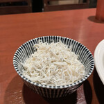 酒肴場 屯 - 白飯には釜揚げしらすのサービスがありがたい