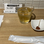 奏す庵 - はじめにお茶と梅干しが出されます。こういう演出は期待が高まりますね！