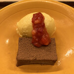 赤坂 菊乃井 - 昼懐石１５７３０円。ミルクアイスクリーム苺ソース カカオ豆腐。バレンタイン仕様でしょうか？　ミルクアイスクリームと一緒にいただくとカカオ豆腐が良い加減になります（╹◡╹）