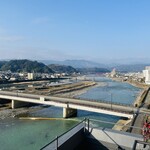 清流山水花 あゆの里 - オープンスペースから球磨川を望む