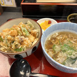 名物げそ天丼と自家製うどん お多福 - チョコゲソ丼とミニ蕎麦　980円