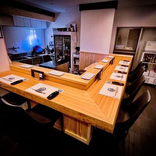 All seats are at the counter ◇The original style of a sushi restaurant where the sushi is made in front of the customer.