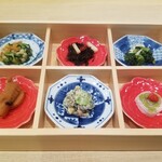 Zoujirushi Shokudou - 左上から時計回り …… セロリと桜海老の塩麹漬け、ひじきと長芋の梅和え、いかと菜花のからし和え、青いんげんといちごのうぐいす餅、そら豆とレーズンの白和え、竹の子の有馬煮