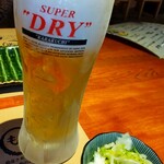 やきとり処 大舞 - まずは生ビールで乾杯¥680　お通し(キャベツの塩漬け)¥300