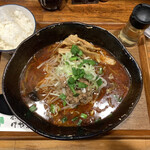 けや木 - 辛辛らーめん 辛醤油（中盛　200g）¥980  半ライス¥150