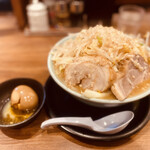 Menya Kojuurou - 【大盛】ラーメン　くずれ煮卵トッピング