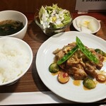 キッチン ブルー グローブ - スモーク香る鶏もも肉と焼き野菜、練り胡麻とハリッサのソース