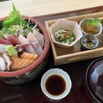 Chirashi Sushi and three appetizer set